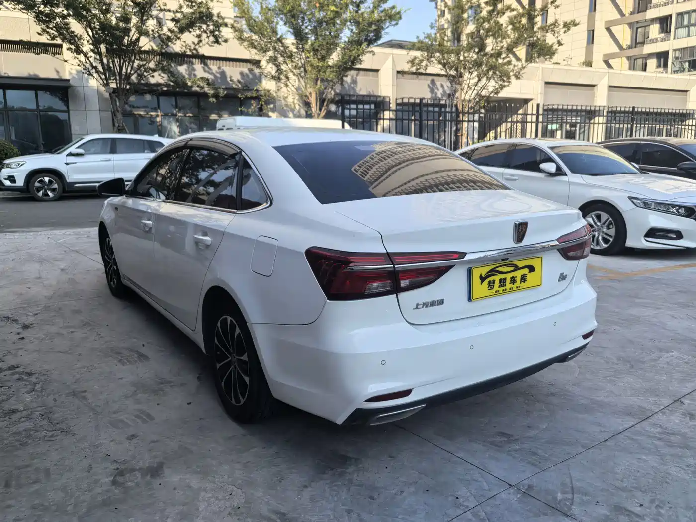 Roewe i6 2020 2020 PLUS 1.6L CVT 4G Connected Glory Luxury Edition