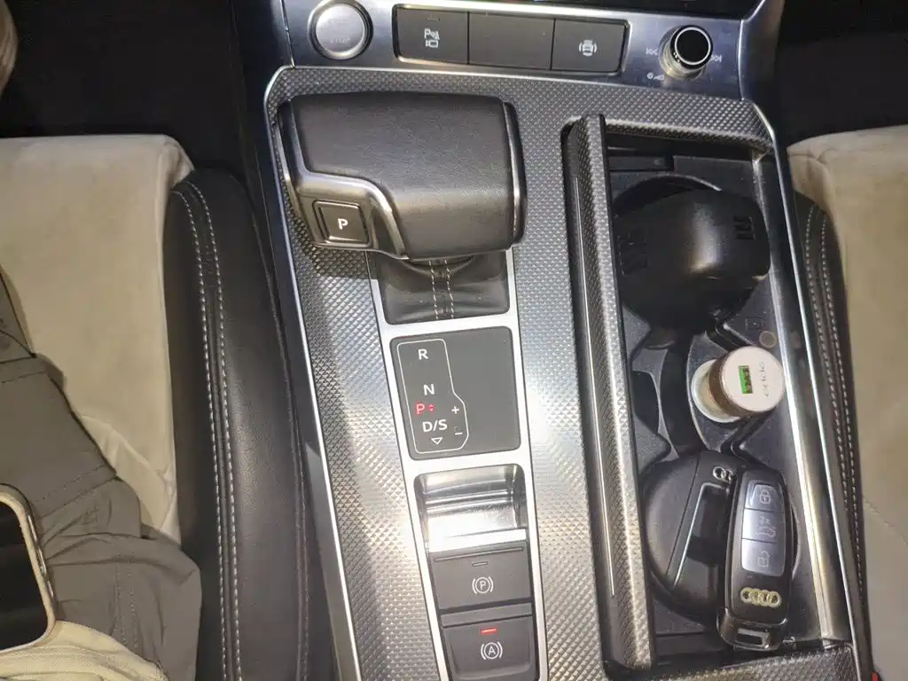 Фото 15 - Audi A6L
