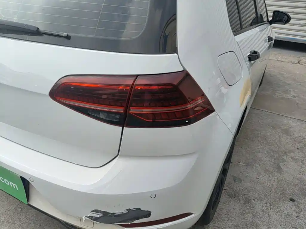 Photo 8 - Volkswagen Golf