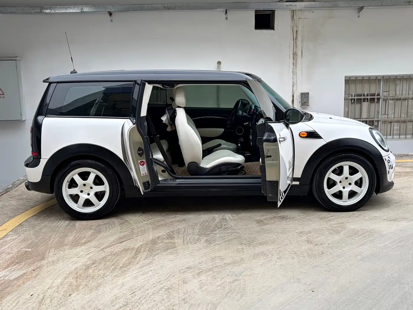 MINI CLUBMAN 2010 2010 1.6L COOPER Cheer