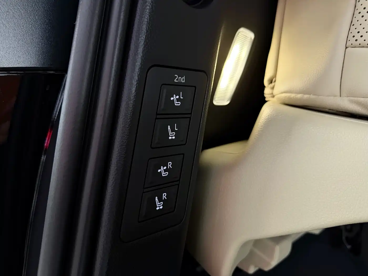 Toyota Alphard 2025 Hybrid 2.5L Ultimate Gold Edition фото 17