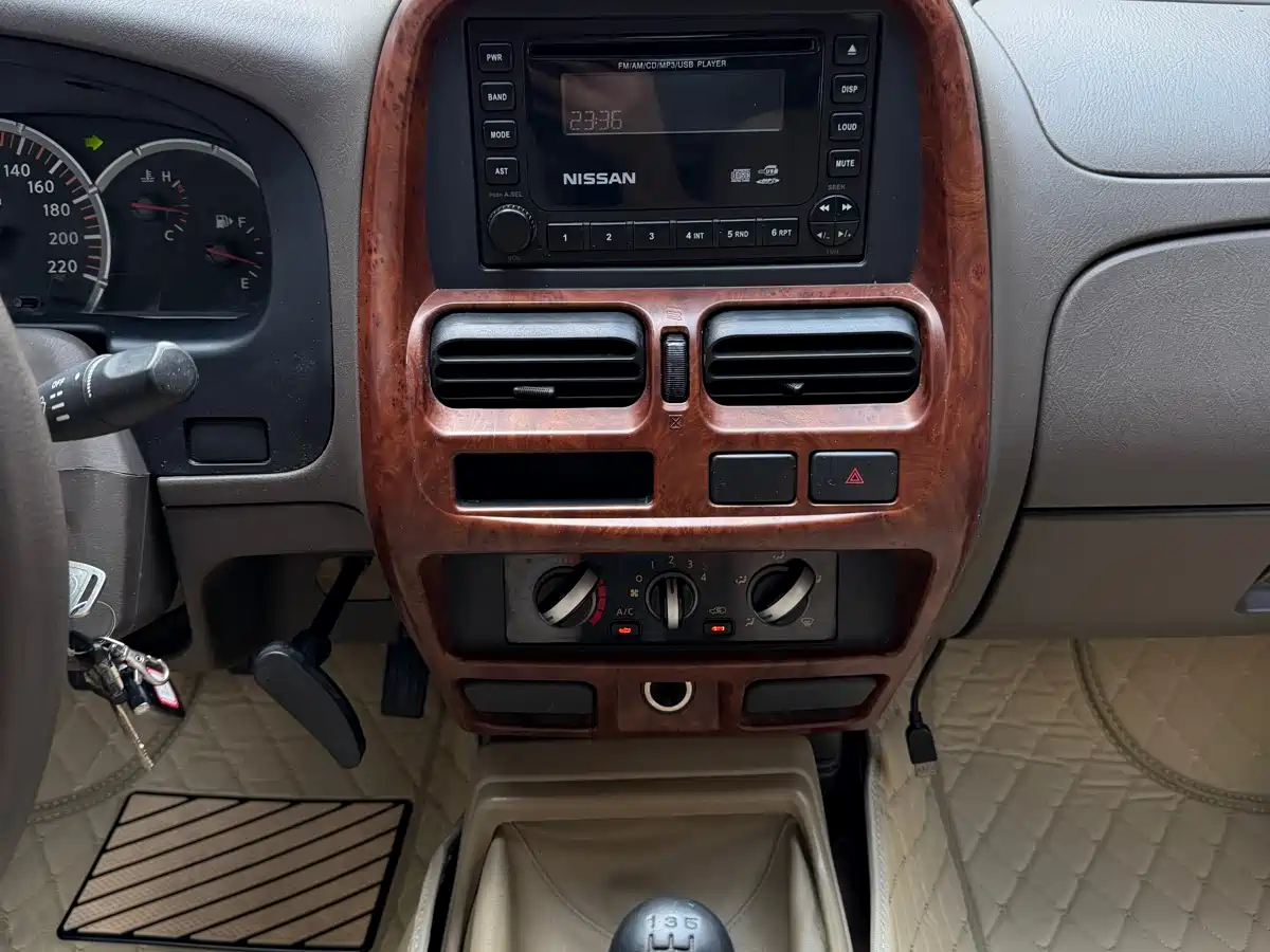 Nissan ZN Van 2015 2013 2.4L 2WD Luxury 5-seater