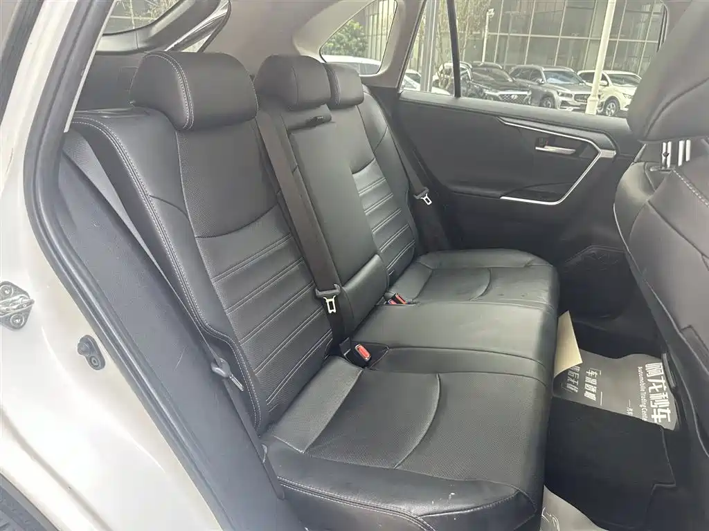 Toyota Wildlander 2023 Hybrid 2.5L E-CVT AWD Premium Edition фото 19