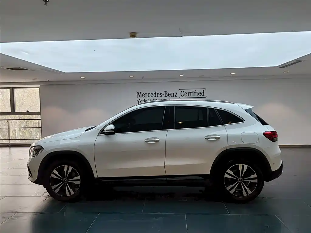 MERCEDES-BENZ GLA