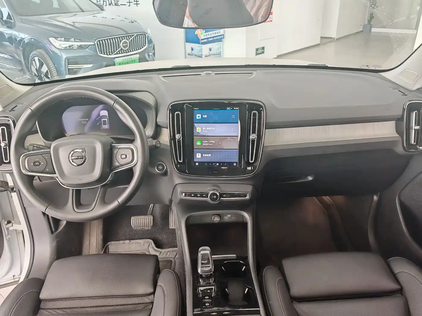 VOLVO XC40