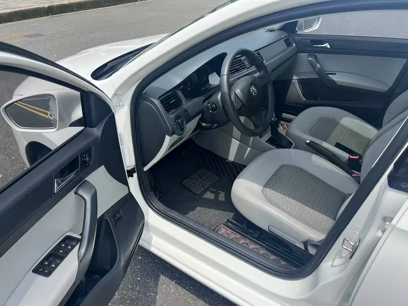 Škoda Rapid 2016 1.6L Automatic Pioneer Edition фото 7