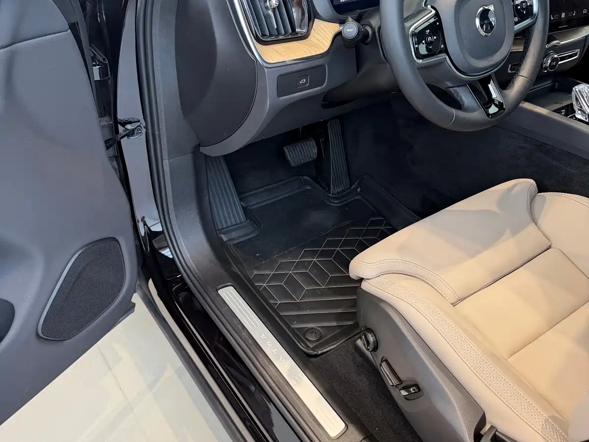 Фото 8 - Volvo XC60