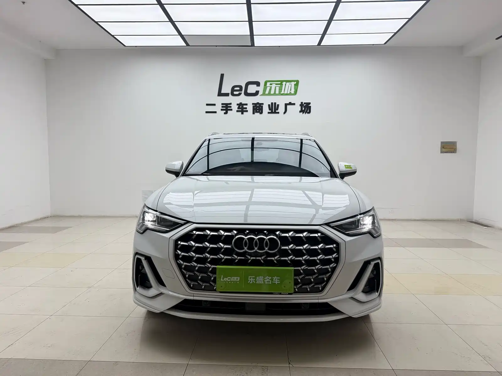 Photo 2 - Audi Q3