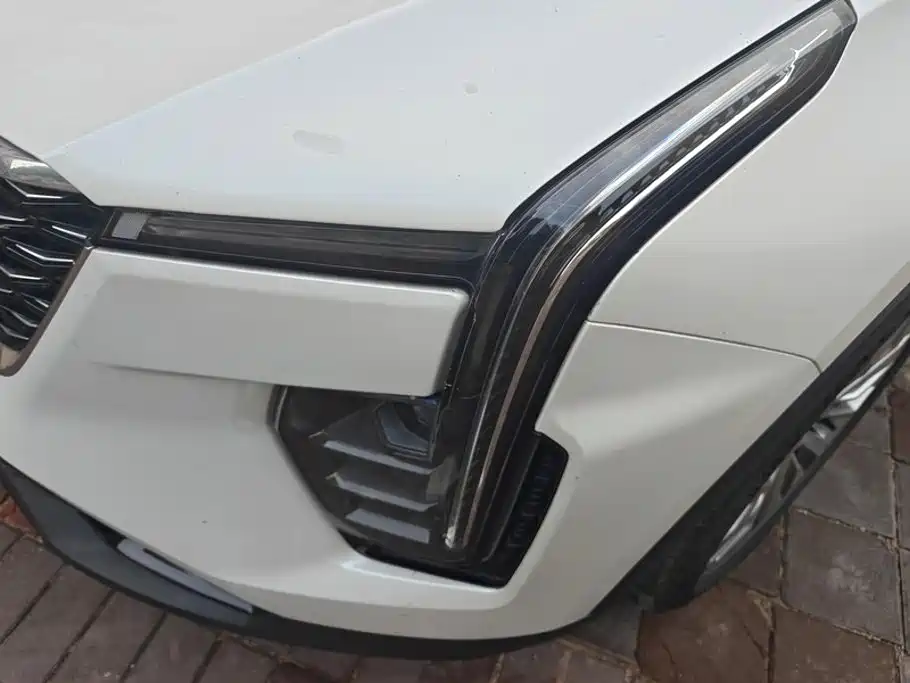Photo 5 - Cadillac XT4