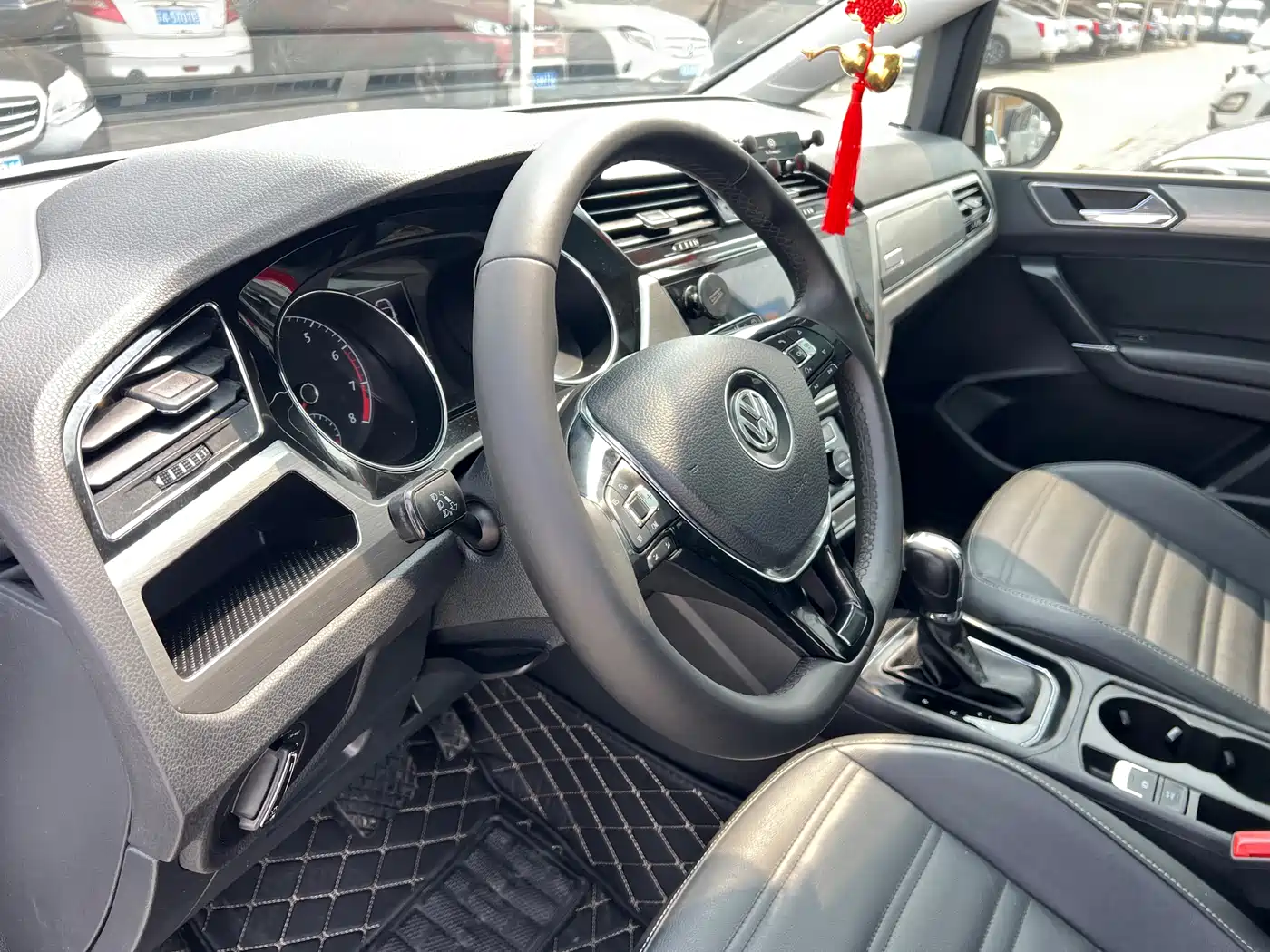 Volkswagen Touran 2016 Touran L 280TSI DSG Luxury фото 8