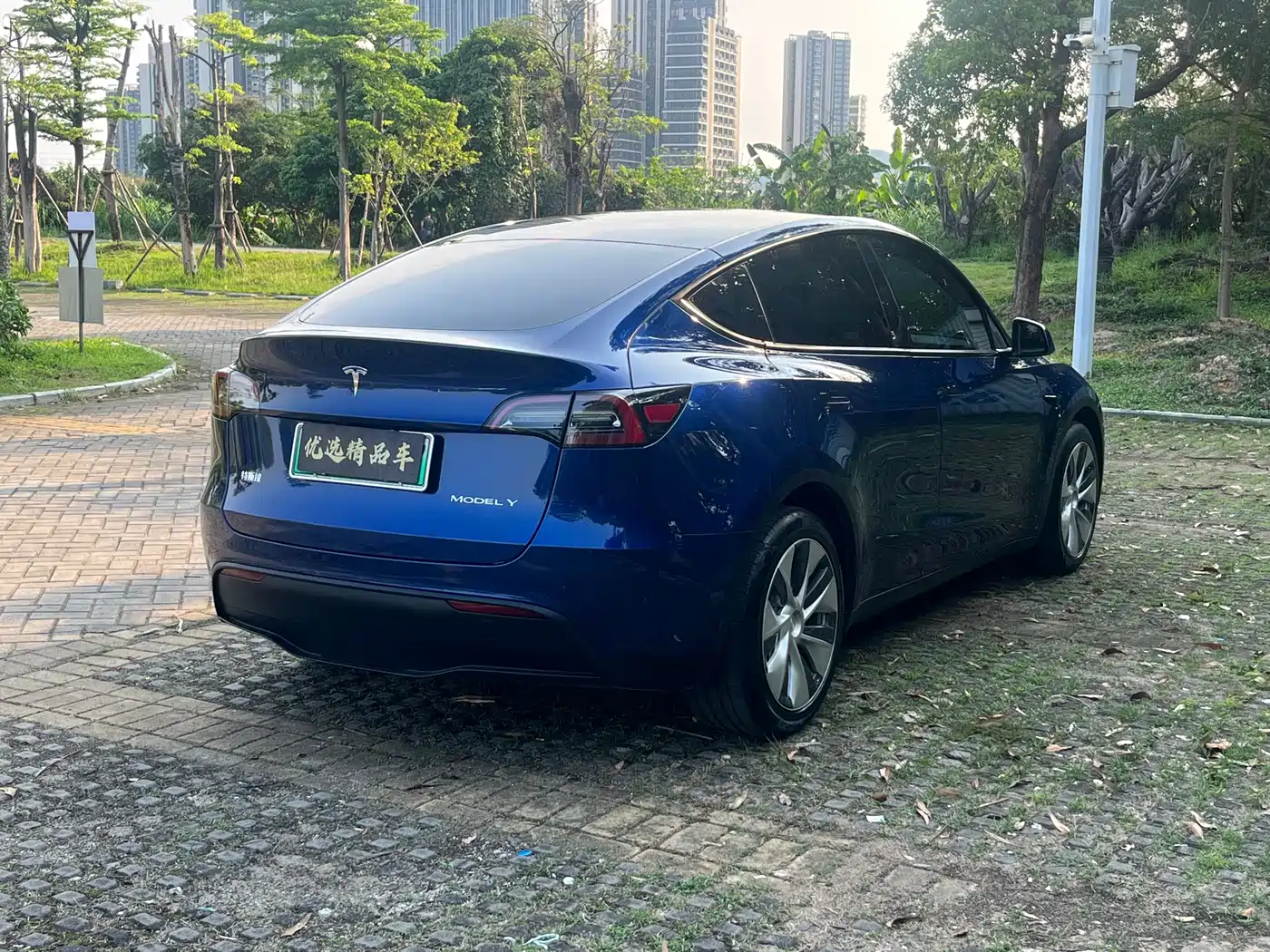 TESLA MODEL Y