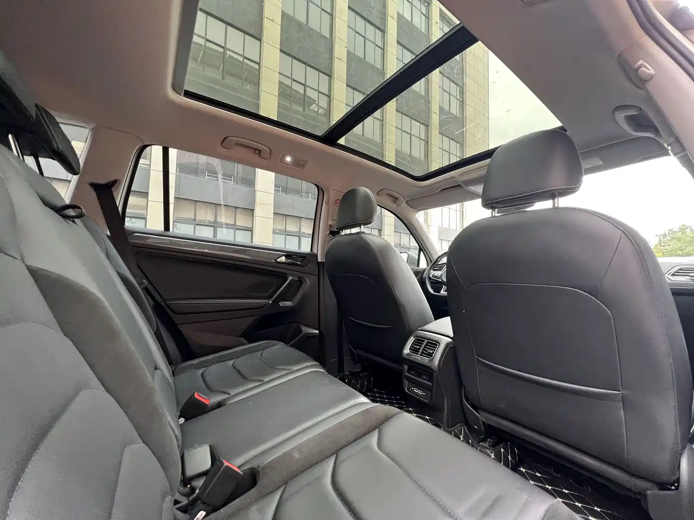 Volkswagen Tiguan L 2021 330TSI Automatic 2WD R-Line Premium фото 9
