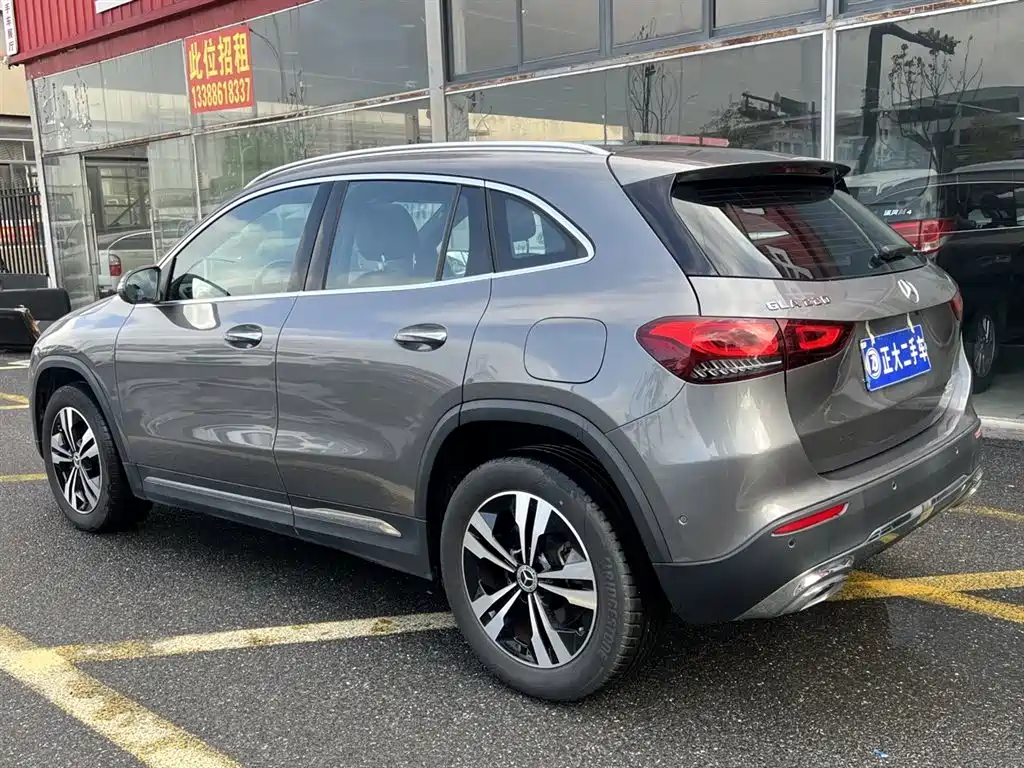 MERCEDES-BENZ GLA