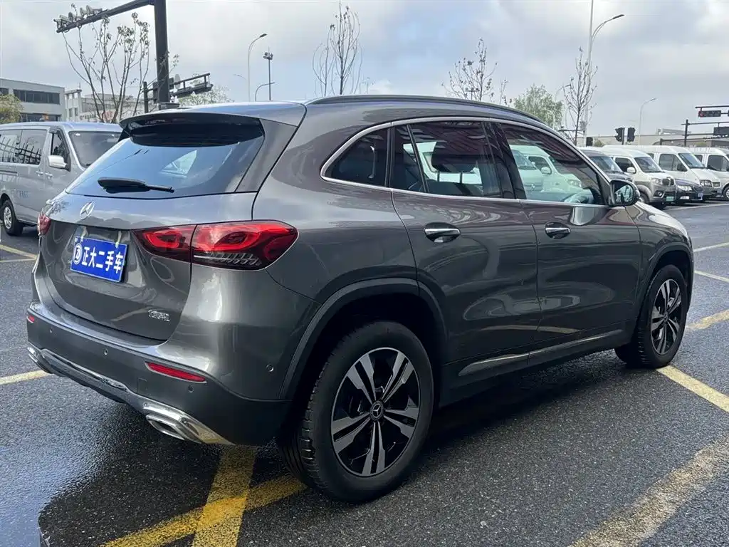 MERCEDES-BENZ GLA