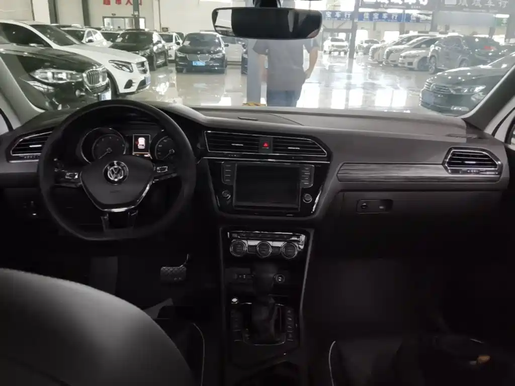 Фото 10 - Volkswagen Tiguan L