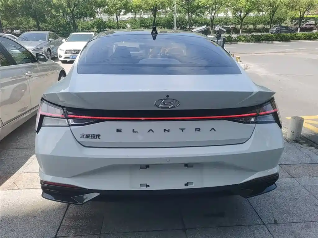 Hyundai Elantra 2022 1.5L CVT LUX Premium Edition фото 6