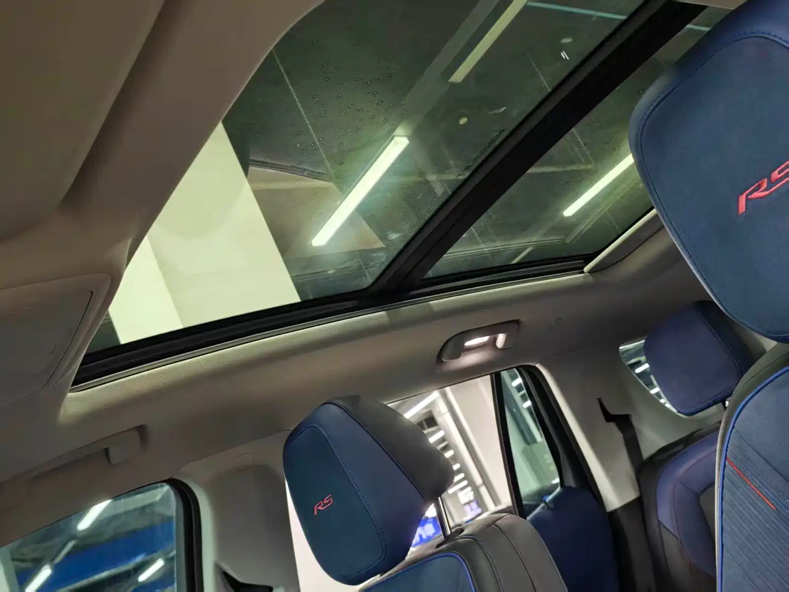 Photo 11 - Chevrolet Equinox Plus
