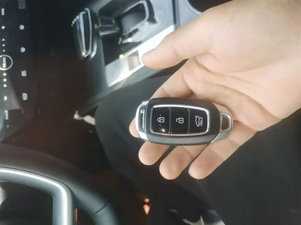 Hyundai Elantra 2022 1.5L CVT LUX Premium Edition фото 9