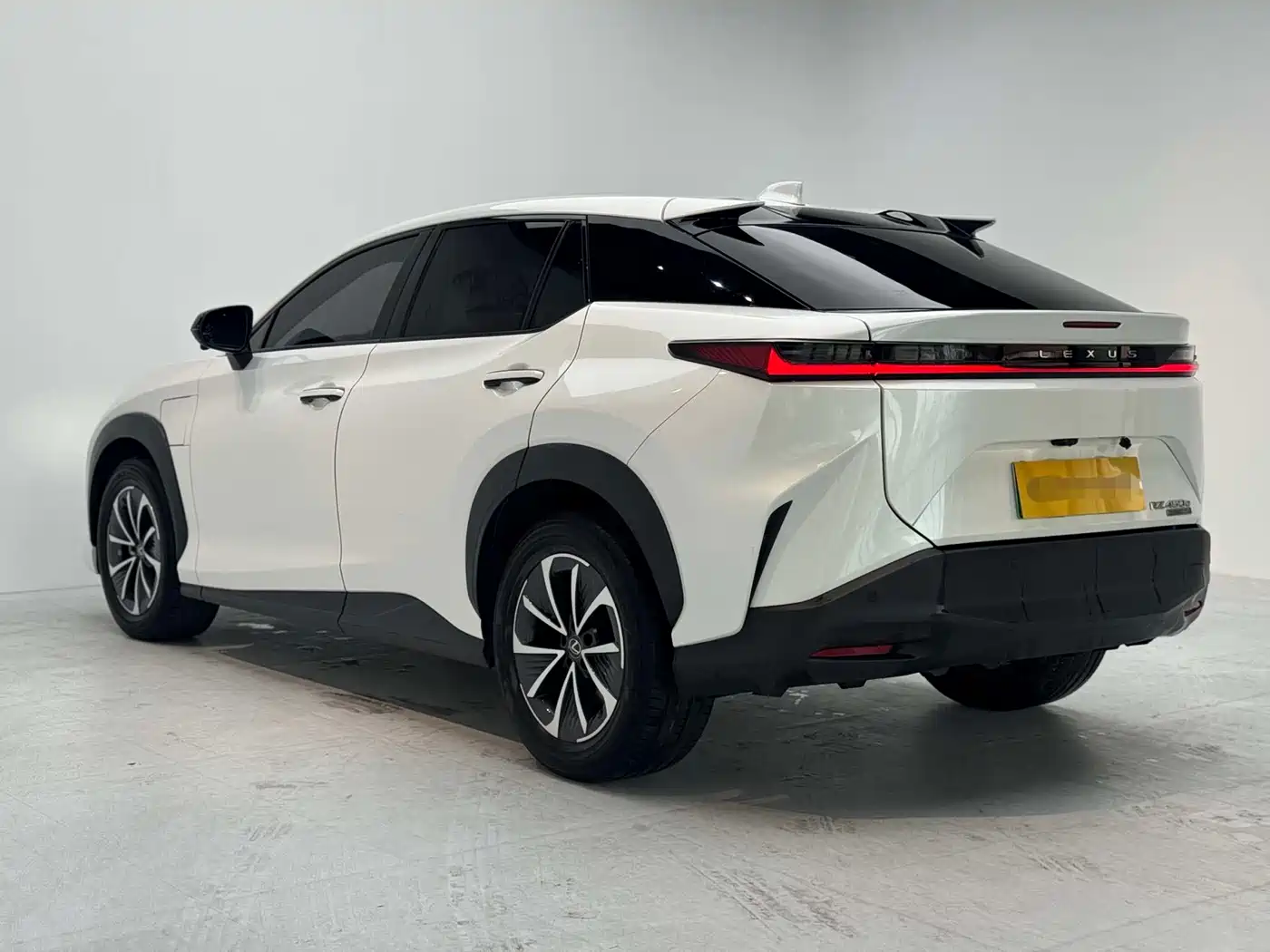 Lexus RZ 2023 450e 4WD Deluxe фото 4