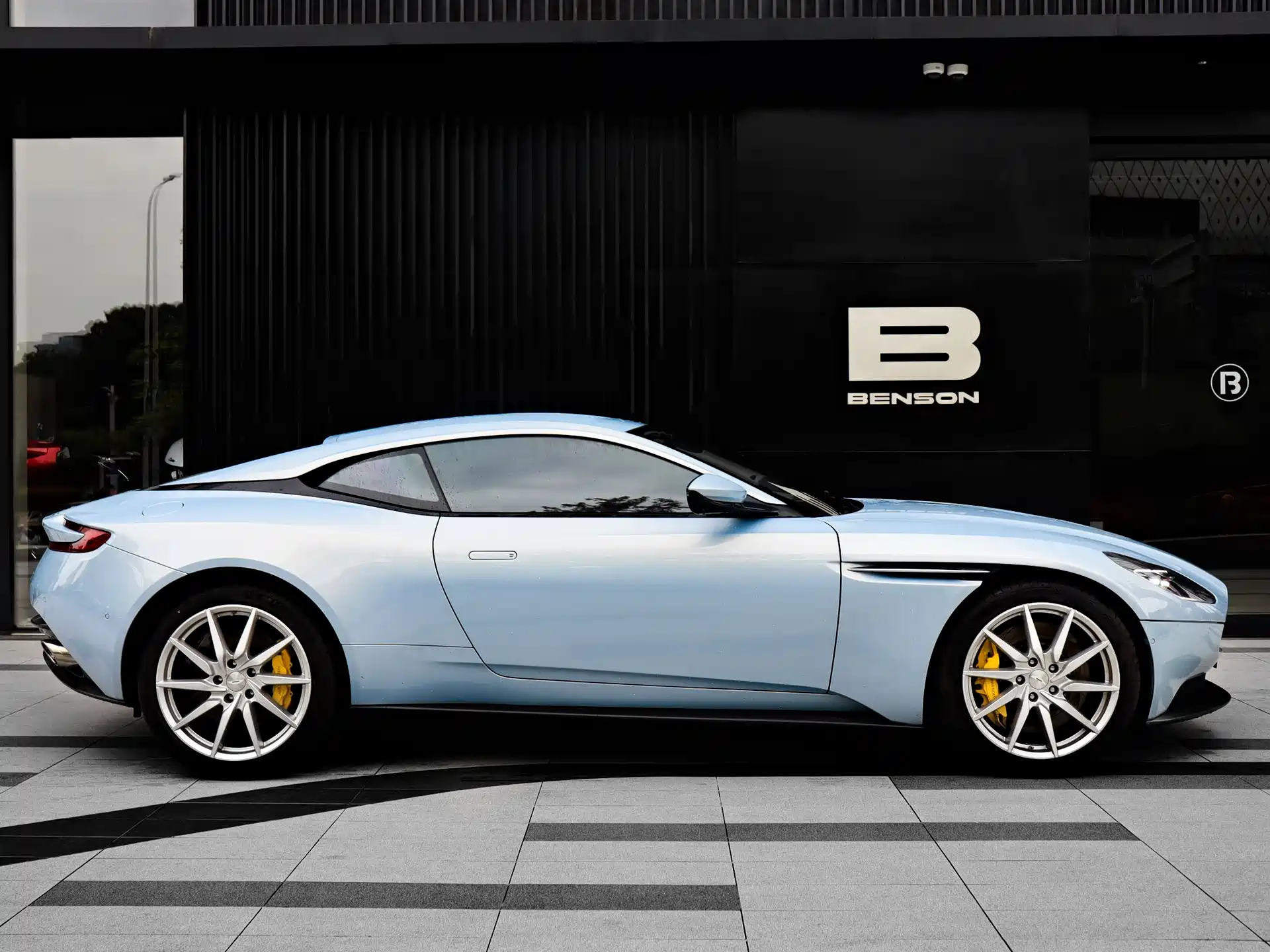 Фото 5 - Aston Martin DB11