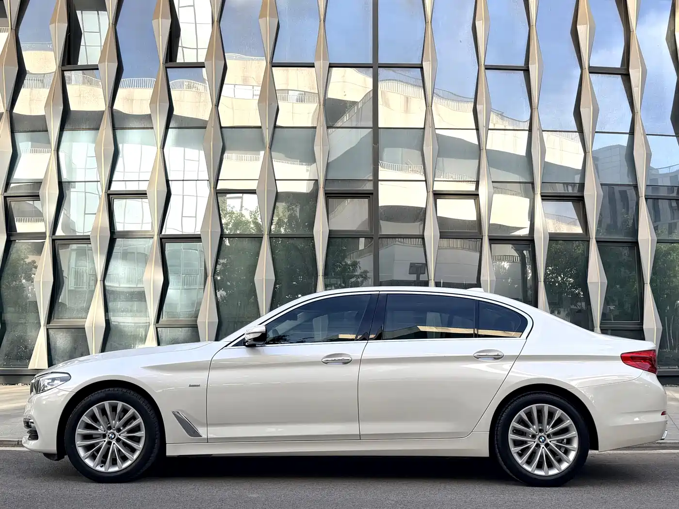 BMW 5 Series 2018 525Li Luxury Package фото 3