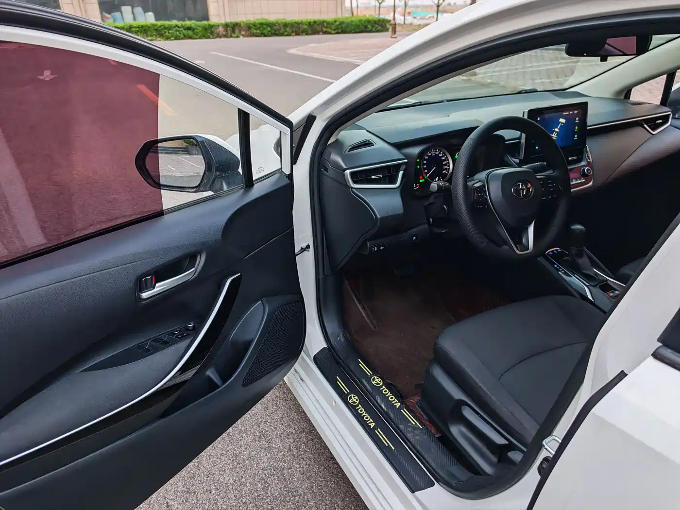Toyota Corolla 2021 Hybrid 1.8L E-CVT Pioneer Edition фото 6