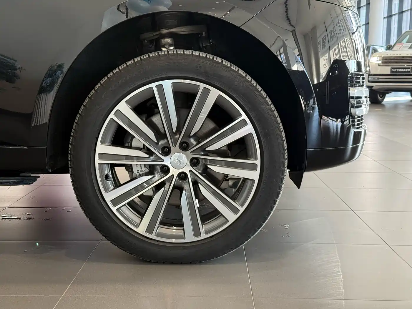 Land Rover Range Rover 2025 3.0 L6 400PS Genesis Extended Wheelbase фото 4