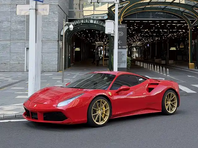 FERRARI 488