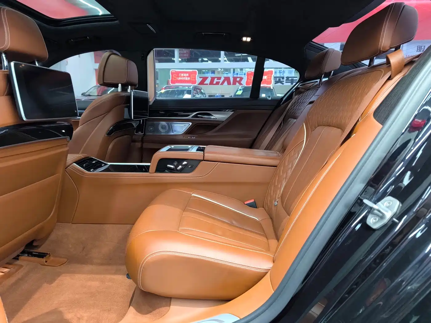BMW 7 Series 2018 M760Li xDrive фото 13