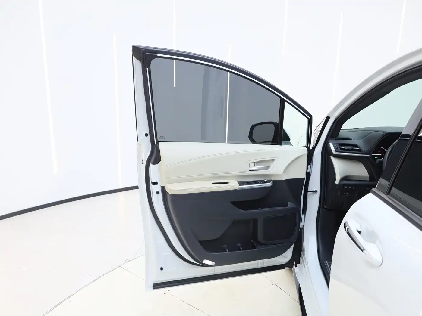 Toyota Sienna 2023 2.5L Hybrid Premium Edition фото 11