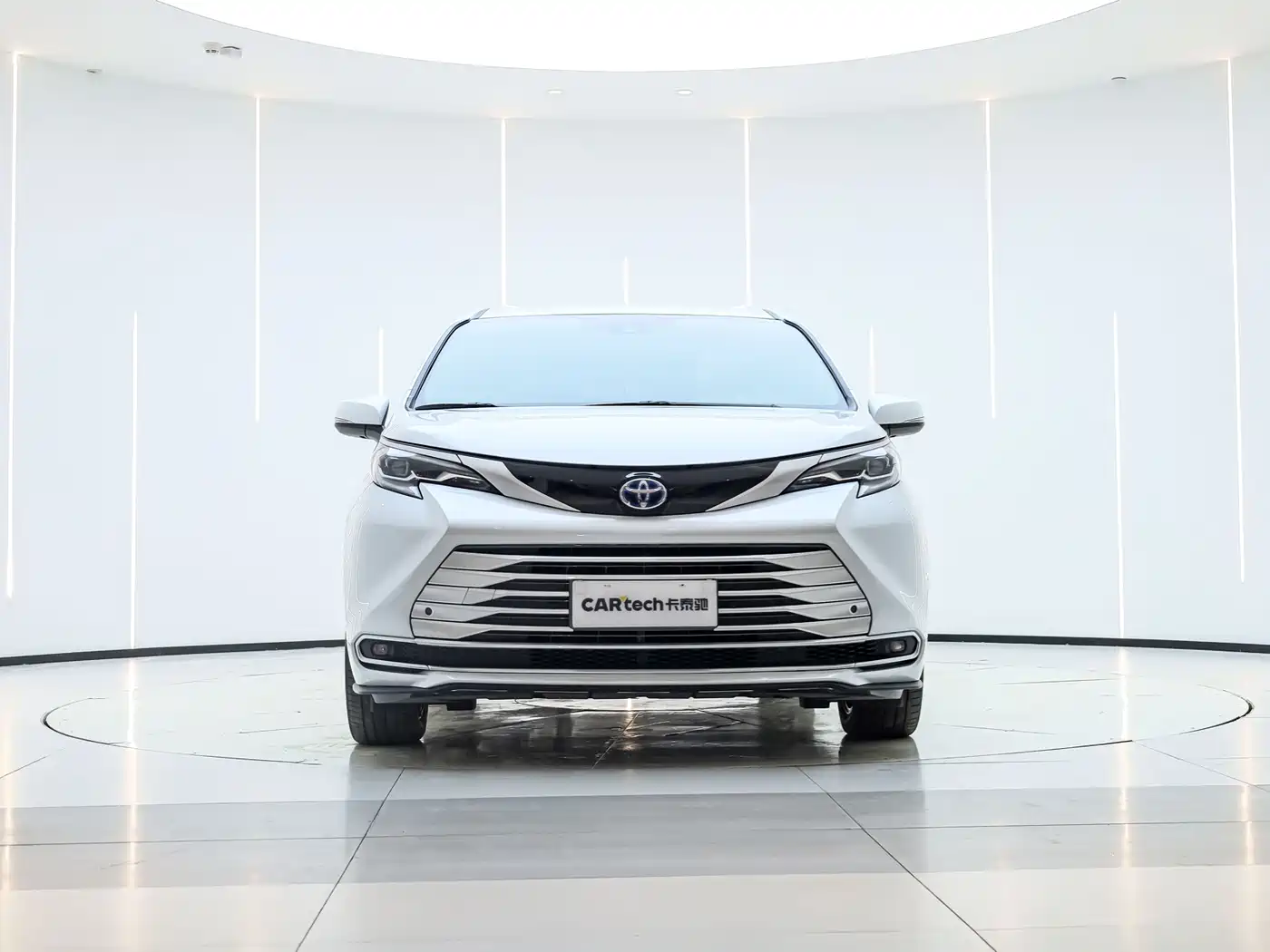 Toyota Sienna 2023 2.5L Hybrid Premium Edition фото 2