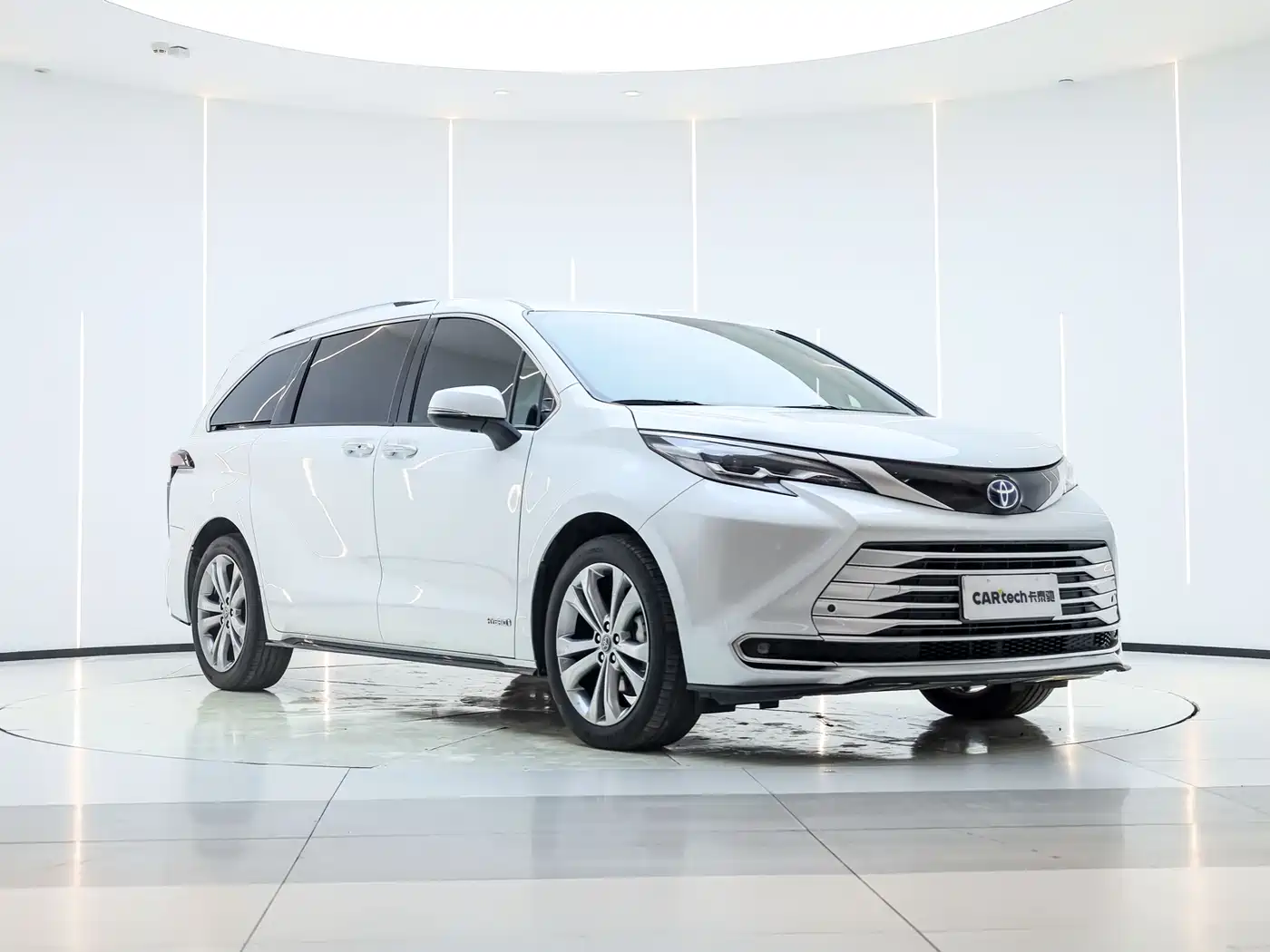 Toyota Sienna 2023 2.5L Hybrid Premium Edition фото 7