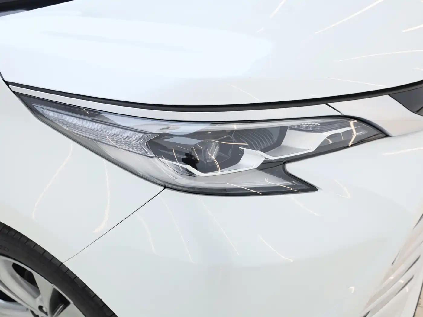 Toyota Sienna 2023 2.5L Hybrid Premium Edition фото 9