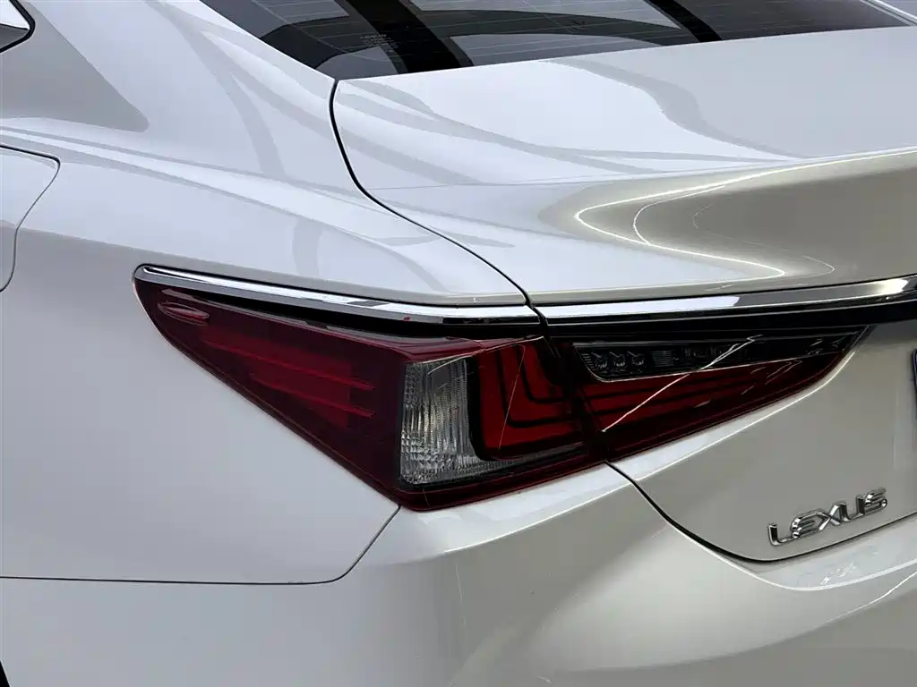 Lexus ES 2022 200 Excellence Edition фото 10