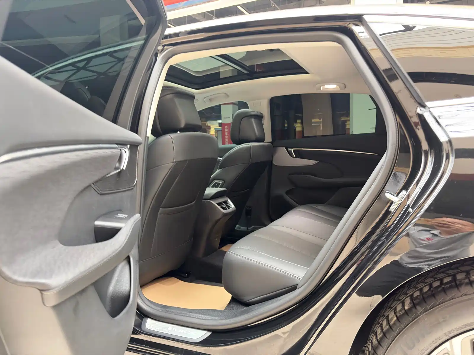 Photo 9 - Buick LaCrosse