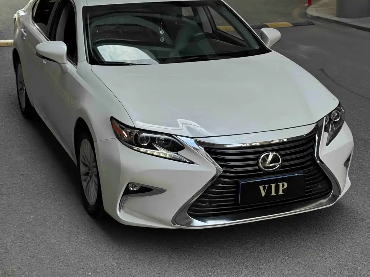 Фото 3 - Lexus ES