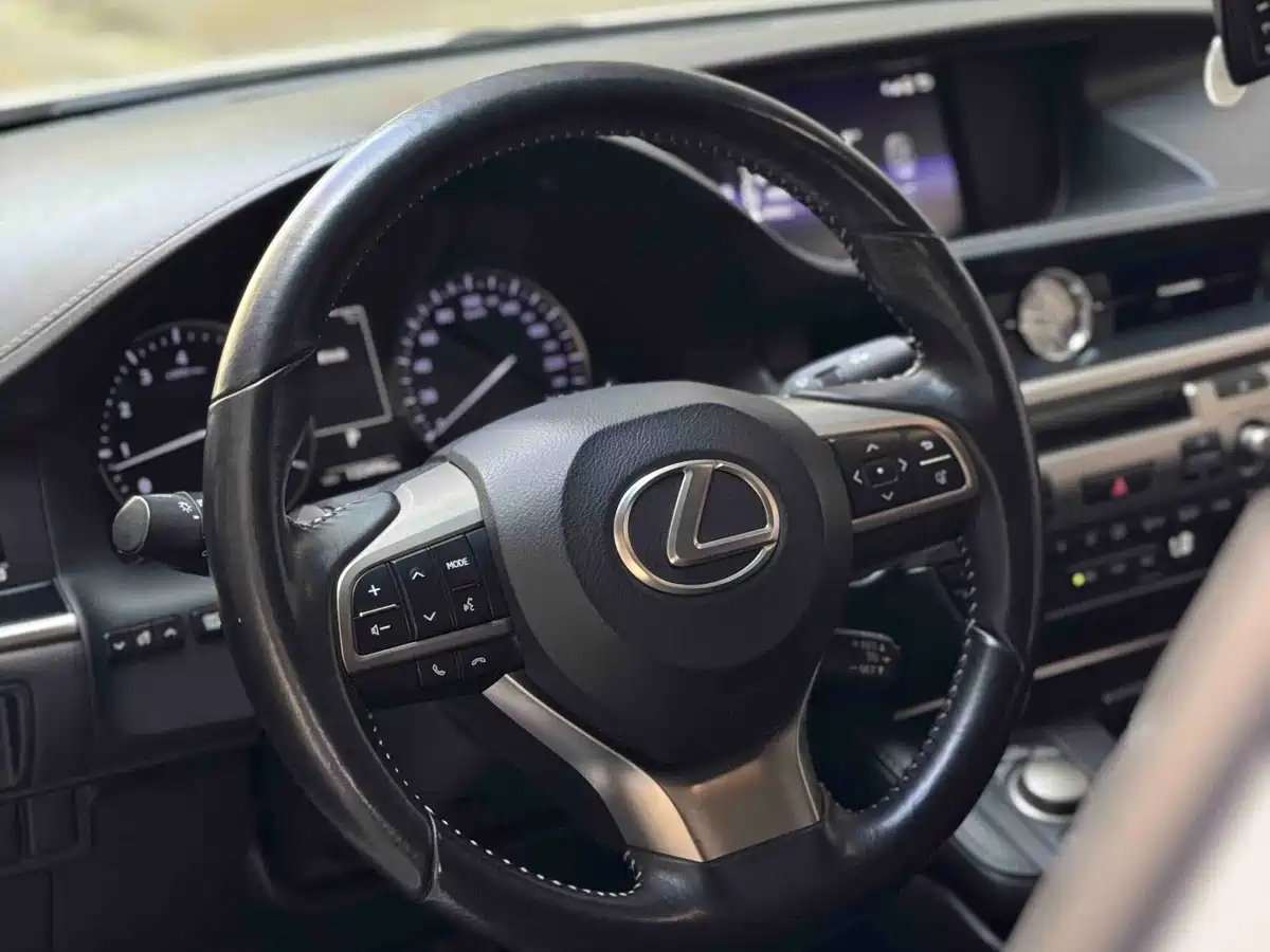 Фото 10 - Lexus ES