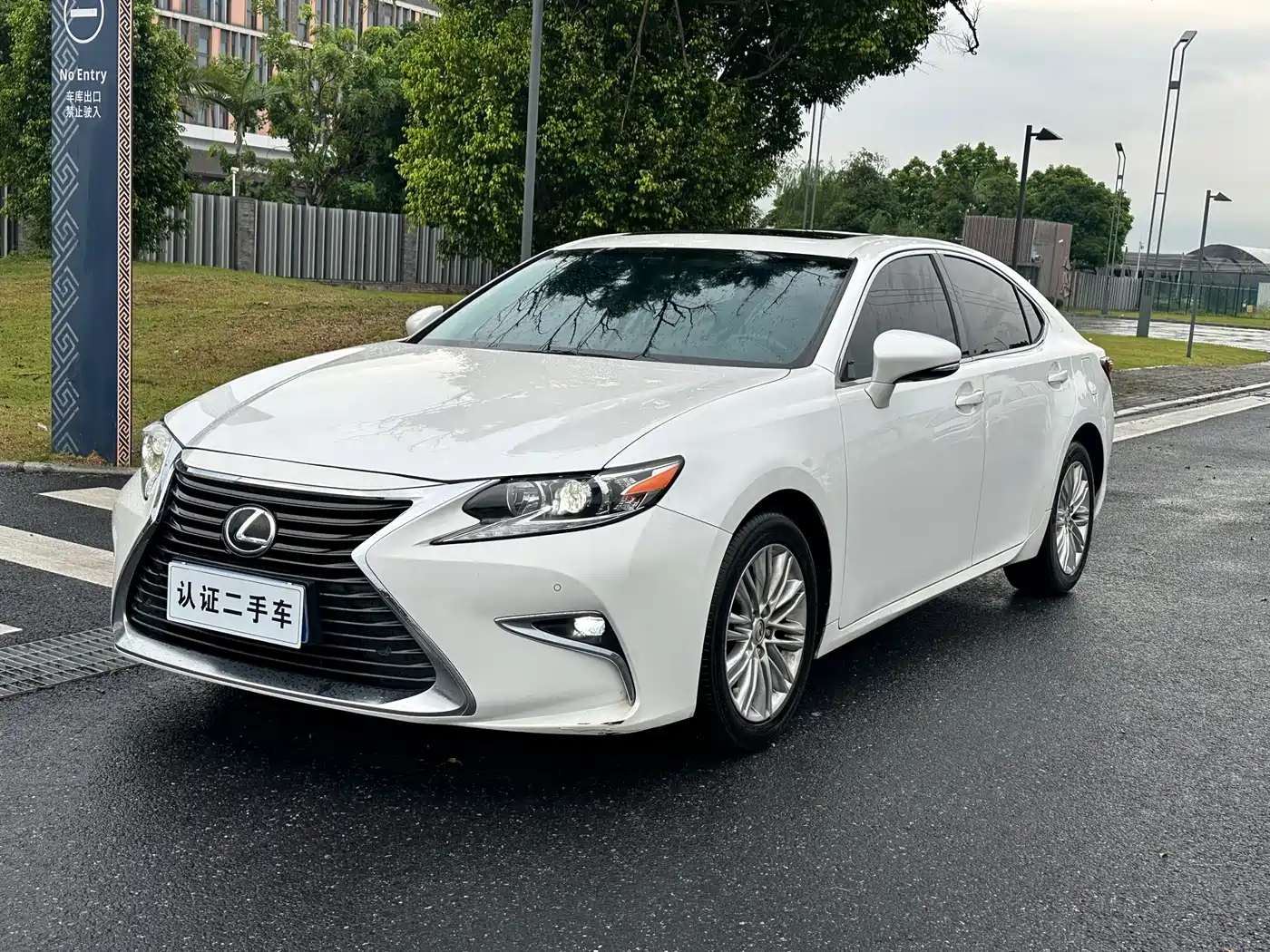 Фото 1 - Lexus ES