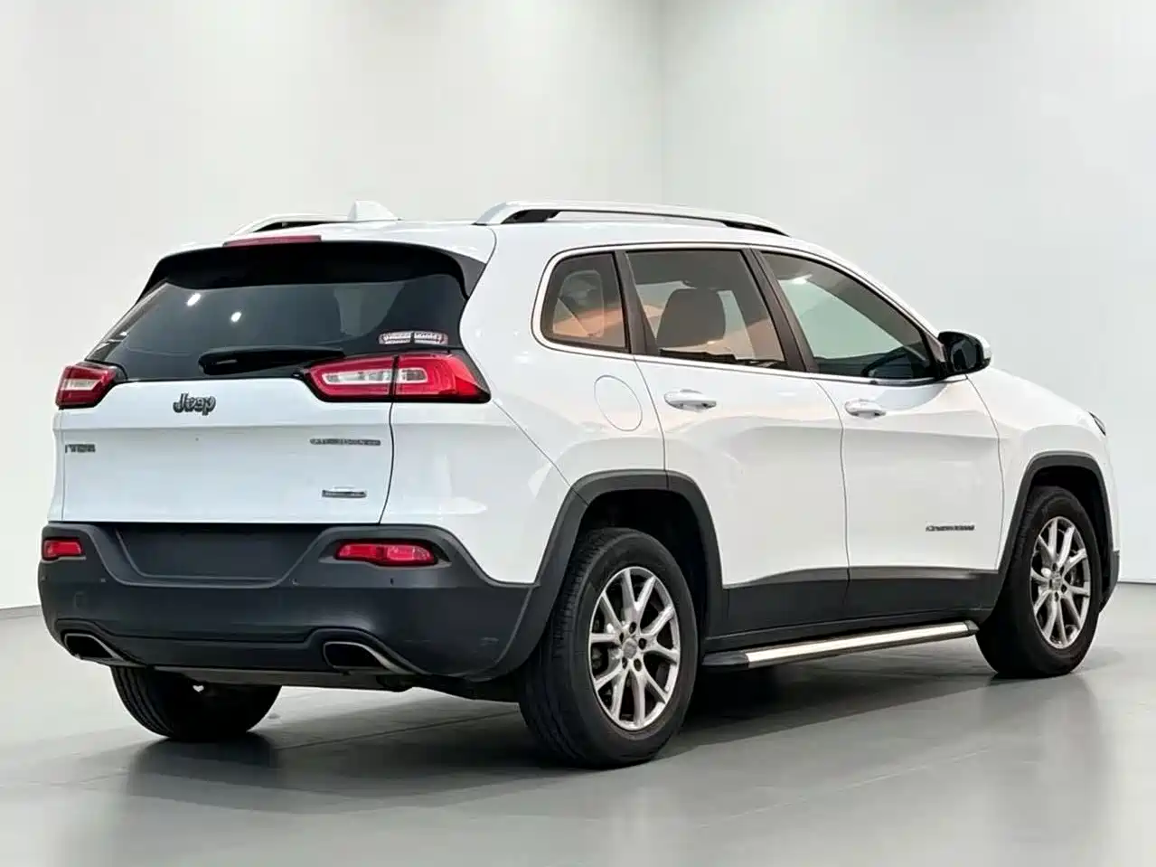 Photo 5 - Jeep Cherokee