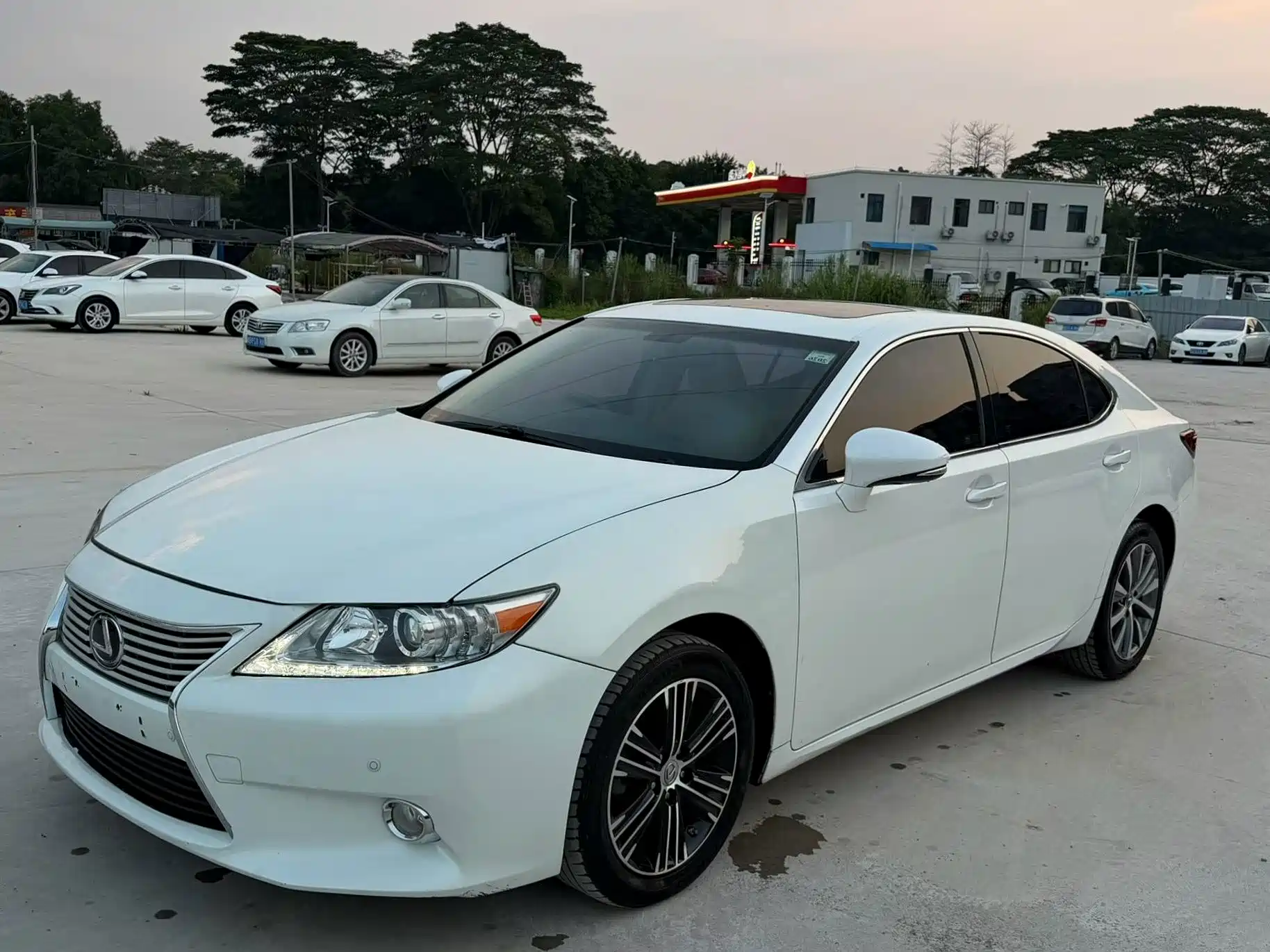 Photo 1 - Lexus ES