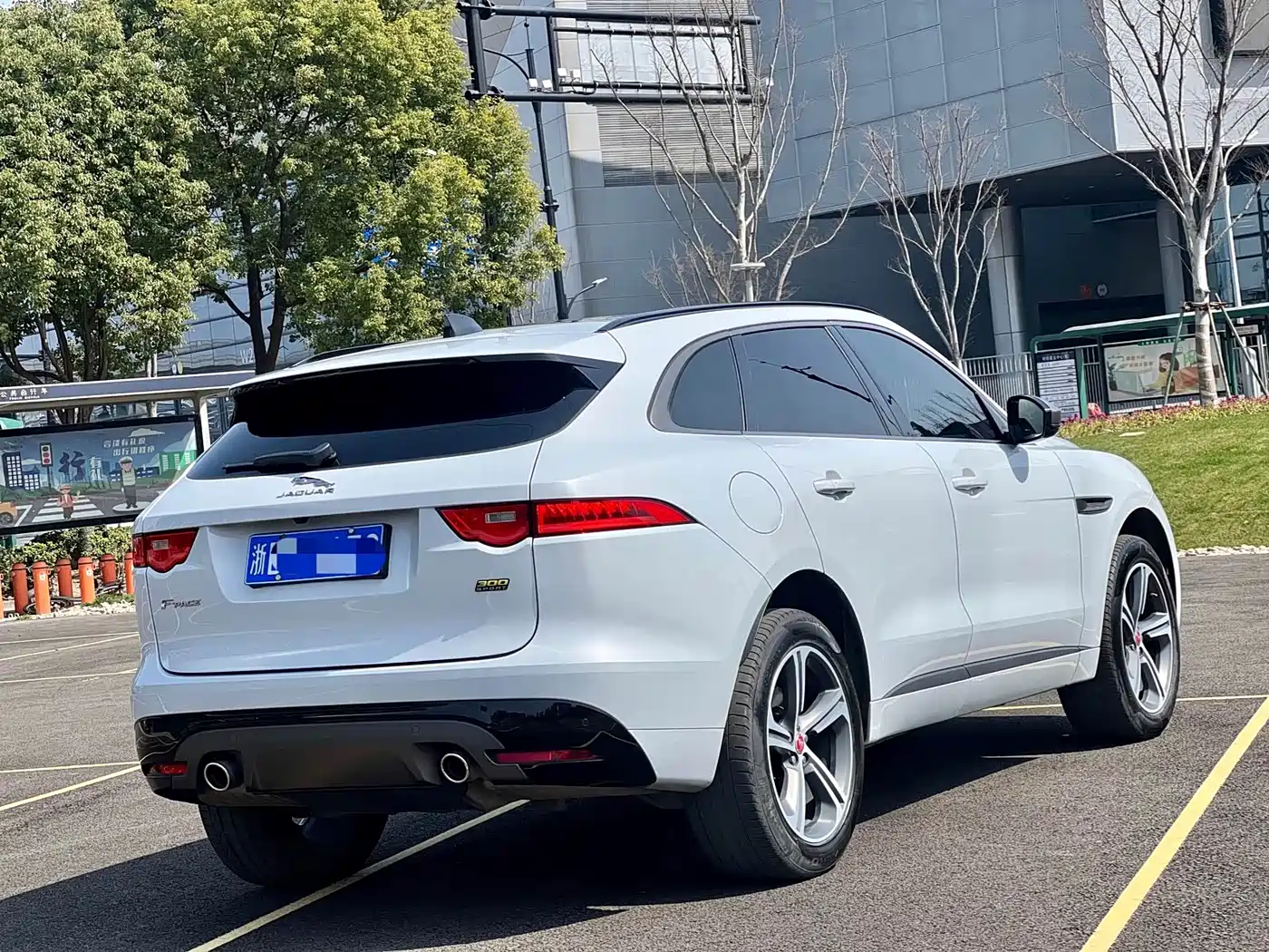 Фото 6 - Jaguar F-PACE