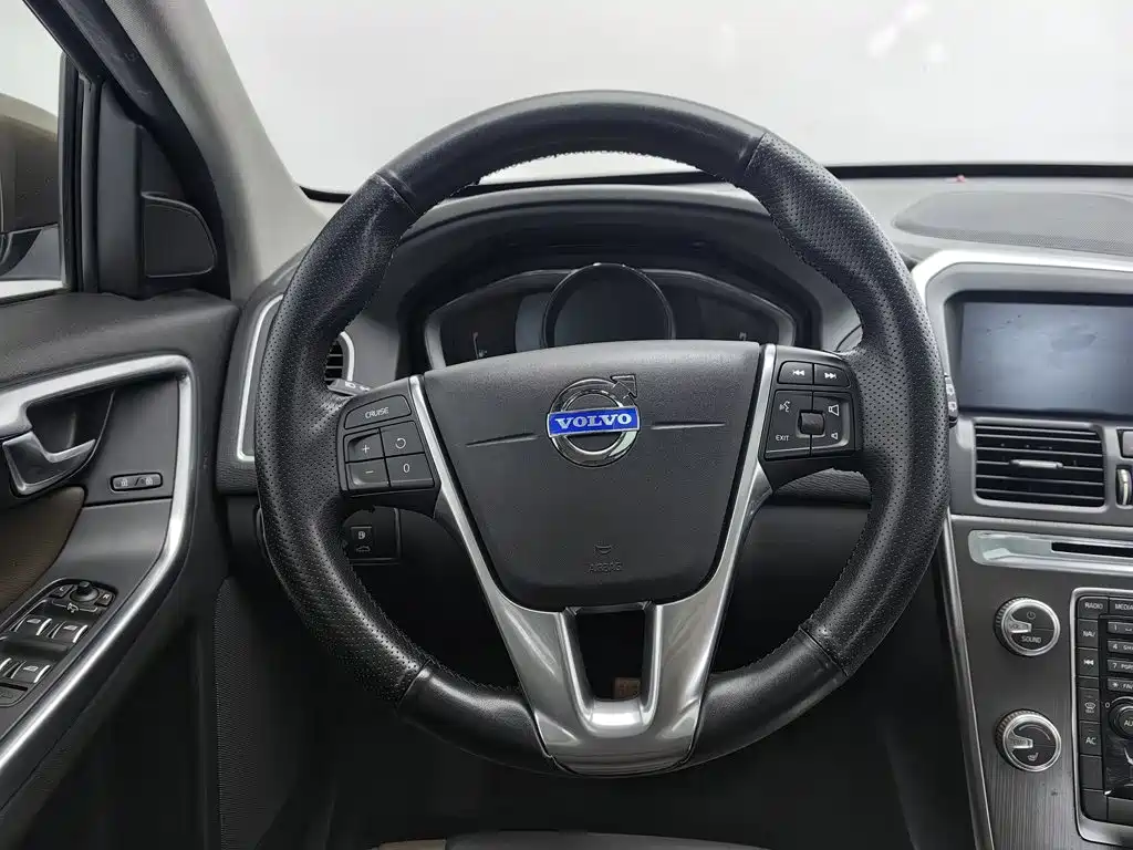 Фото 11 - Volvo XC60