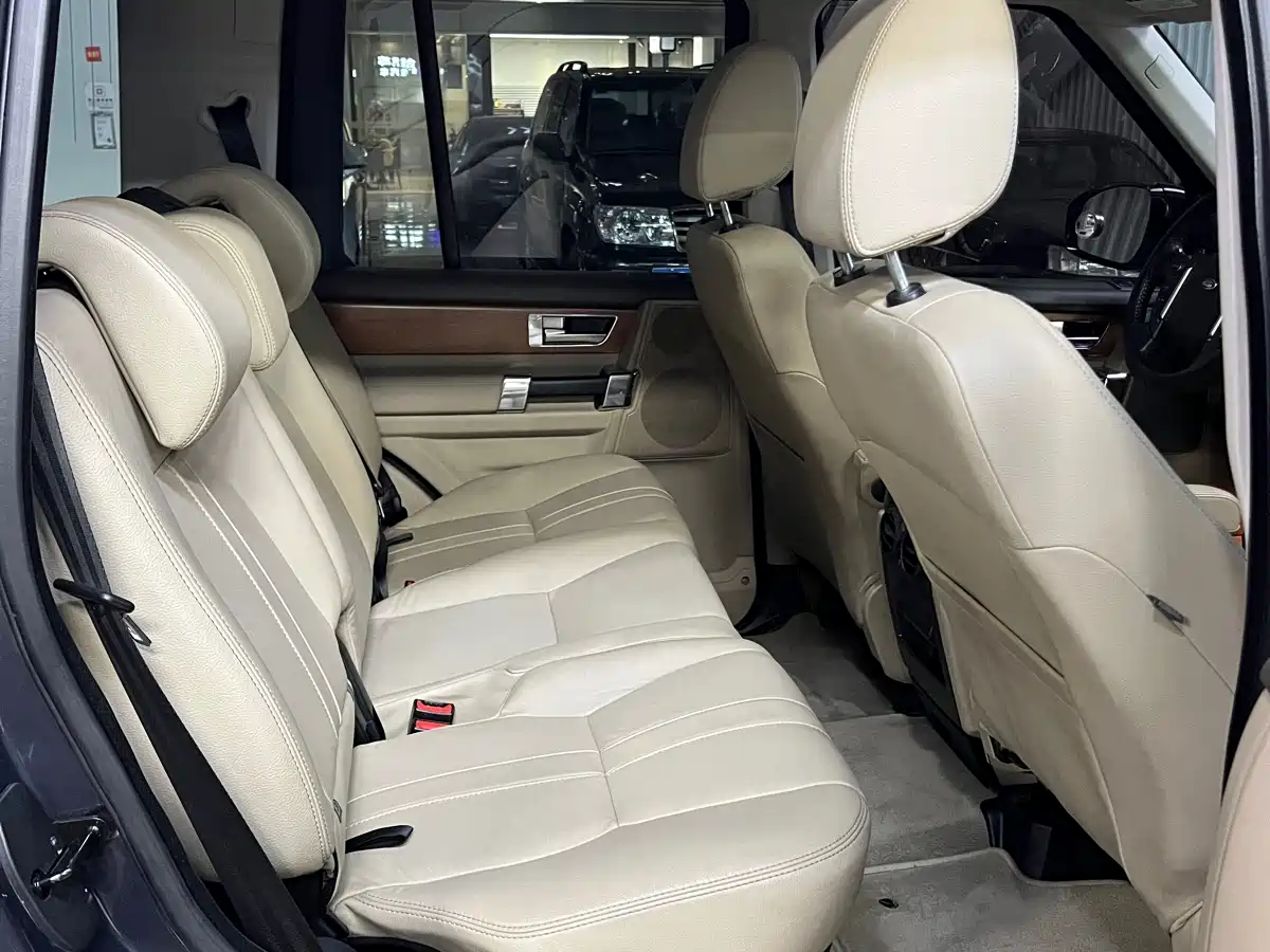 Land Rover Discovery 2015 3.0 SC V6 SE фото 18