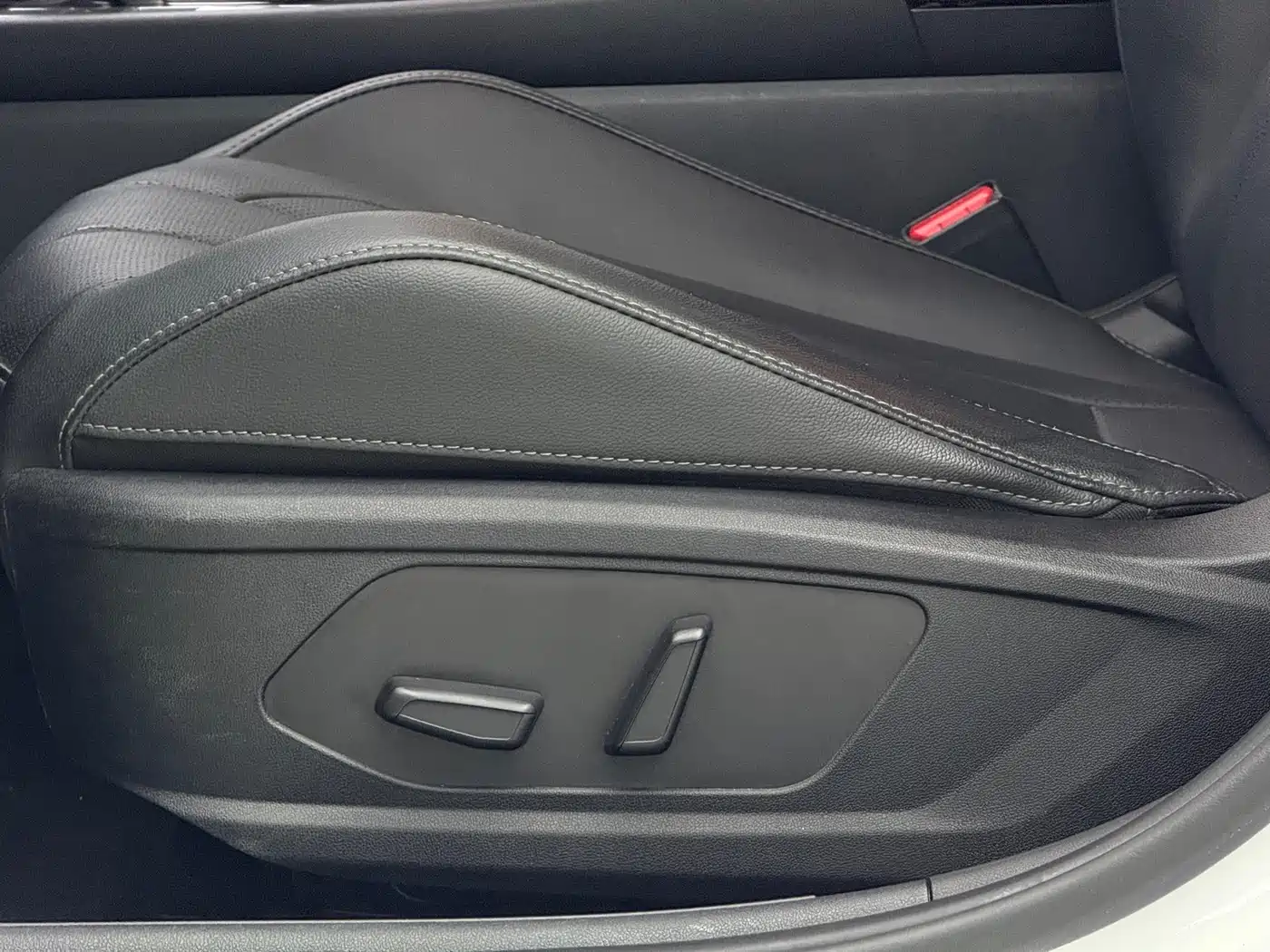 Hyundai Elantra 2021 1.5L CVT LUX Premium Edition фото 9