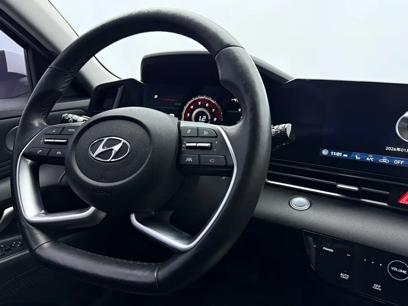 Hyundai Elantra 2021 1.5L CVT LUX Premium Edition фото 18
