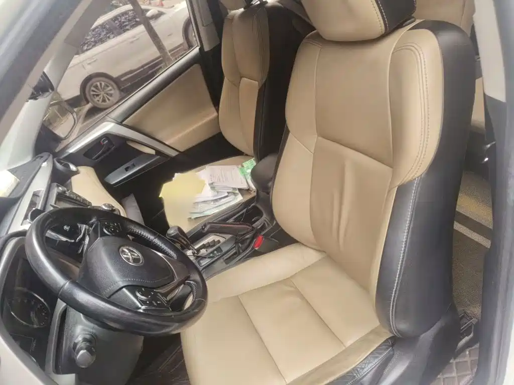 Фото 8 - Toyota RAV4