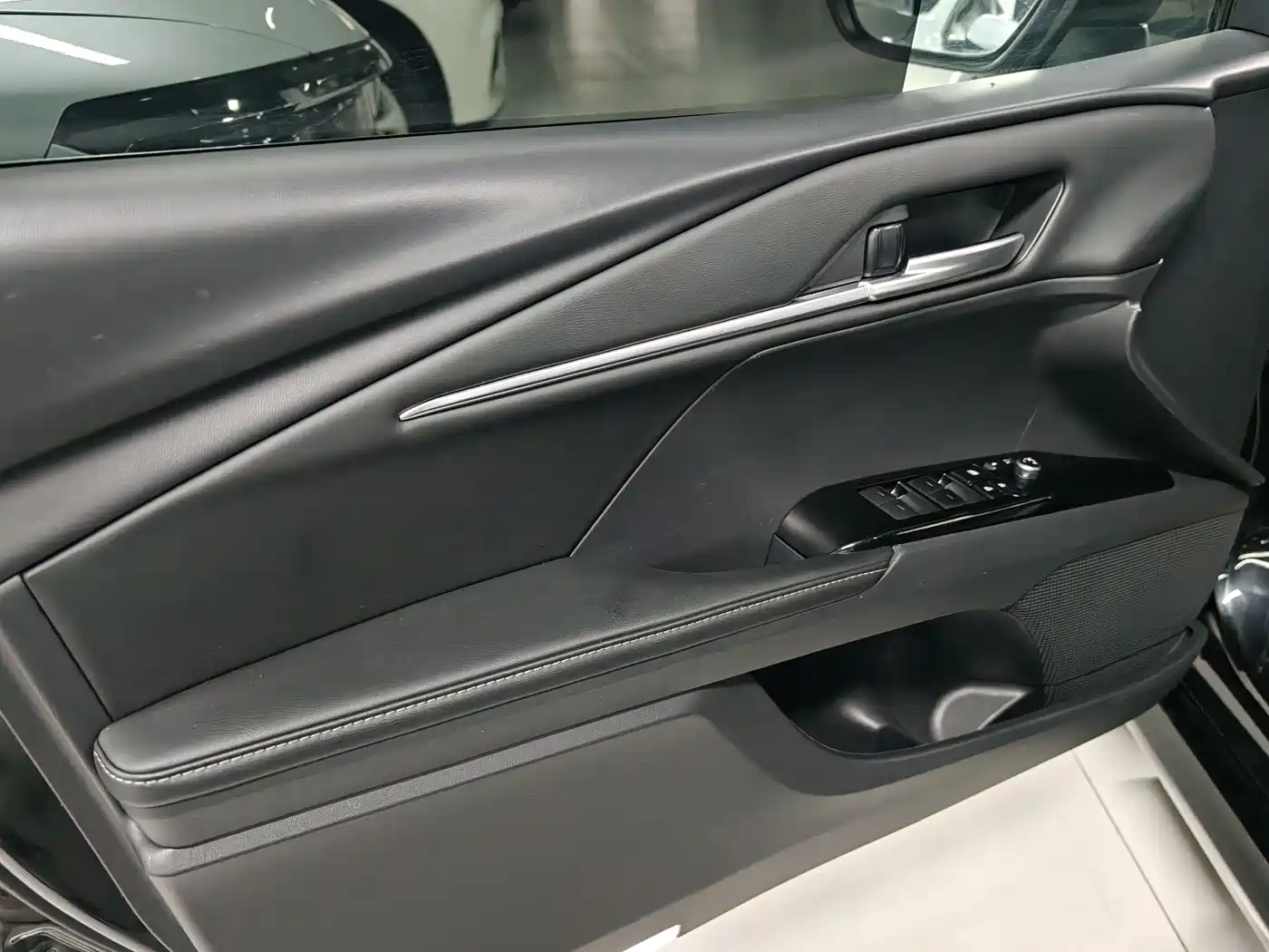 Toyota Camry 2024 Hybrid 2.0HE Elite Edition фото 11
