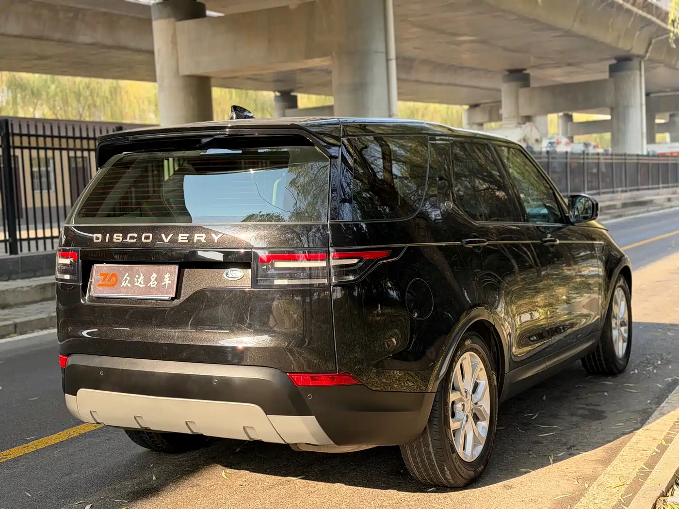 Land Rover Discovery 2017 3.0 SC V6 SE фото 14