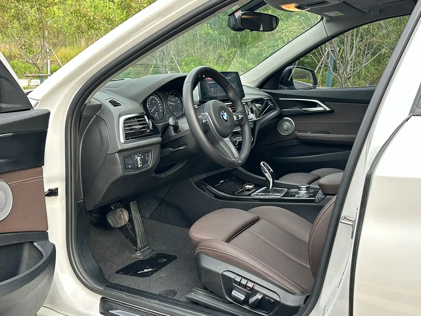 BMW 1 Series 2023 120i M Sport Shadow Edition фото 4