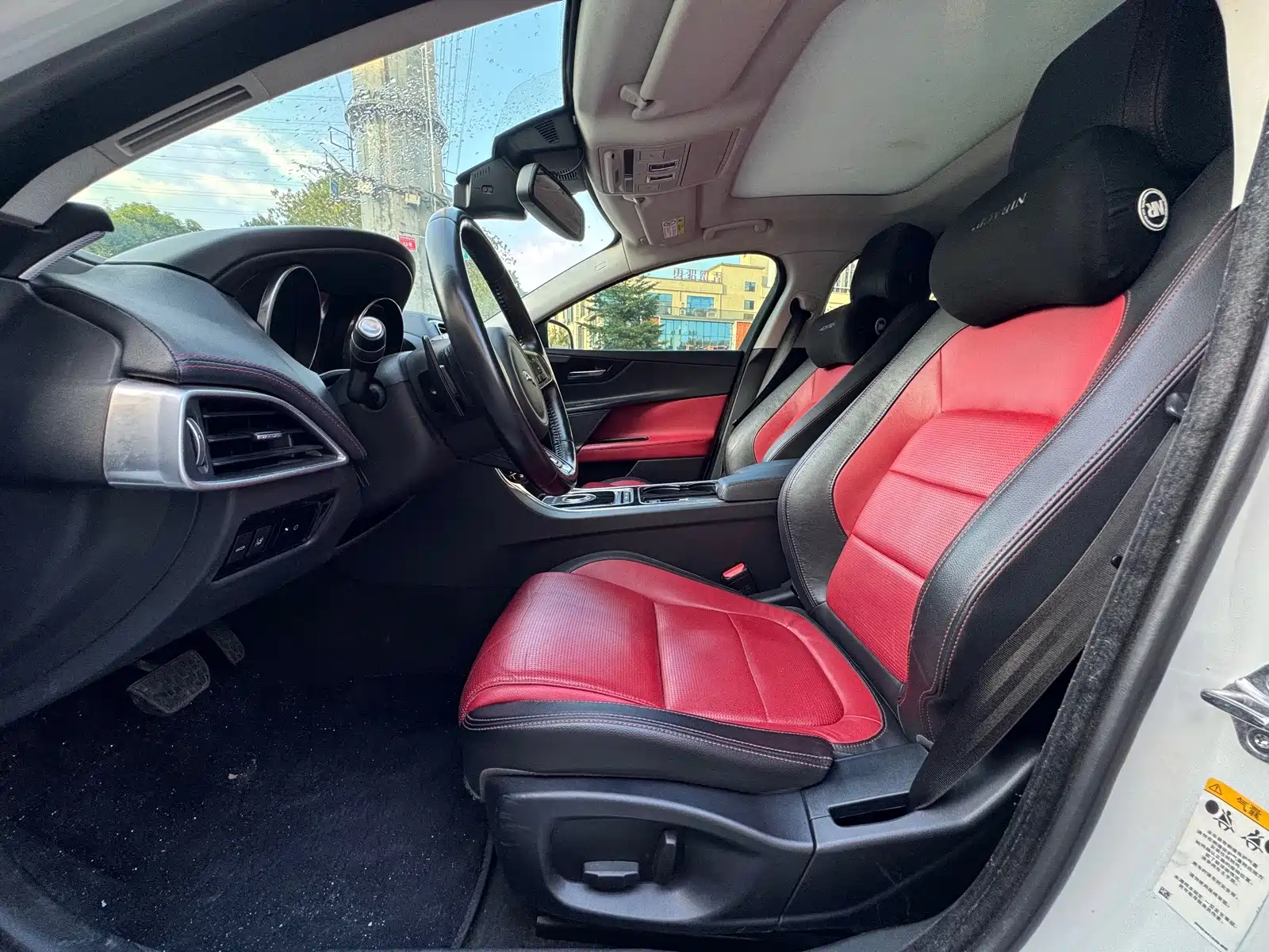 Фото 9 - Jaguar XE